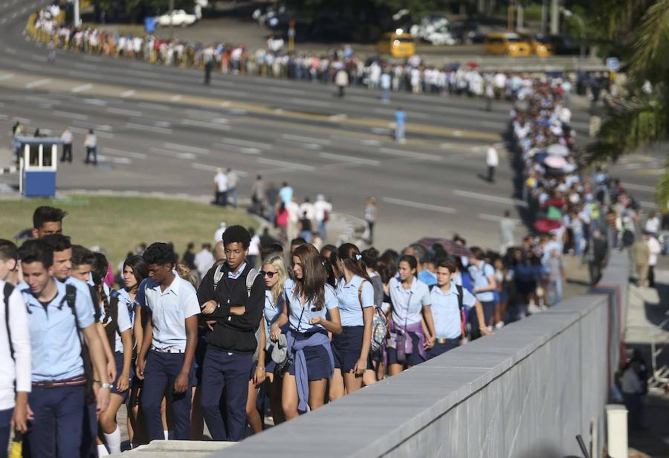 Hace dos días que Fidel Castro falleció. Hoy ha recibido los respetos de mayores y estudiantes como los de la fotografía. Reuters