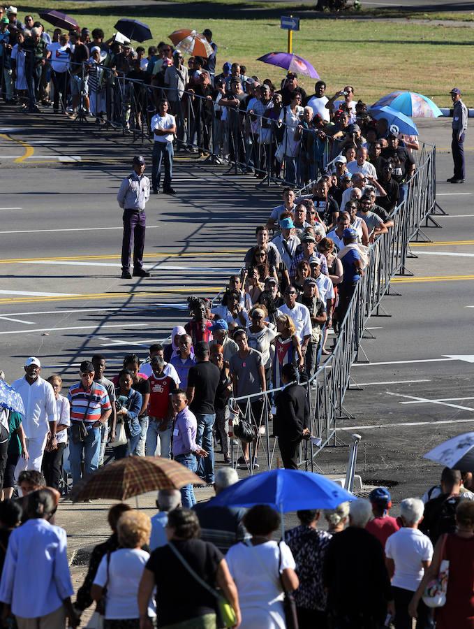 El homenaje ha empezado a las 9.00 horas (15.00 en España) en la Plaza de la Revolución de la capital de Cuba