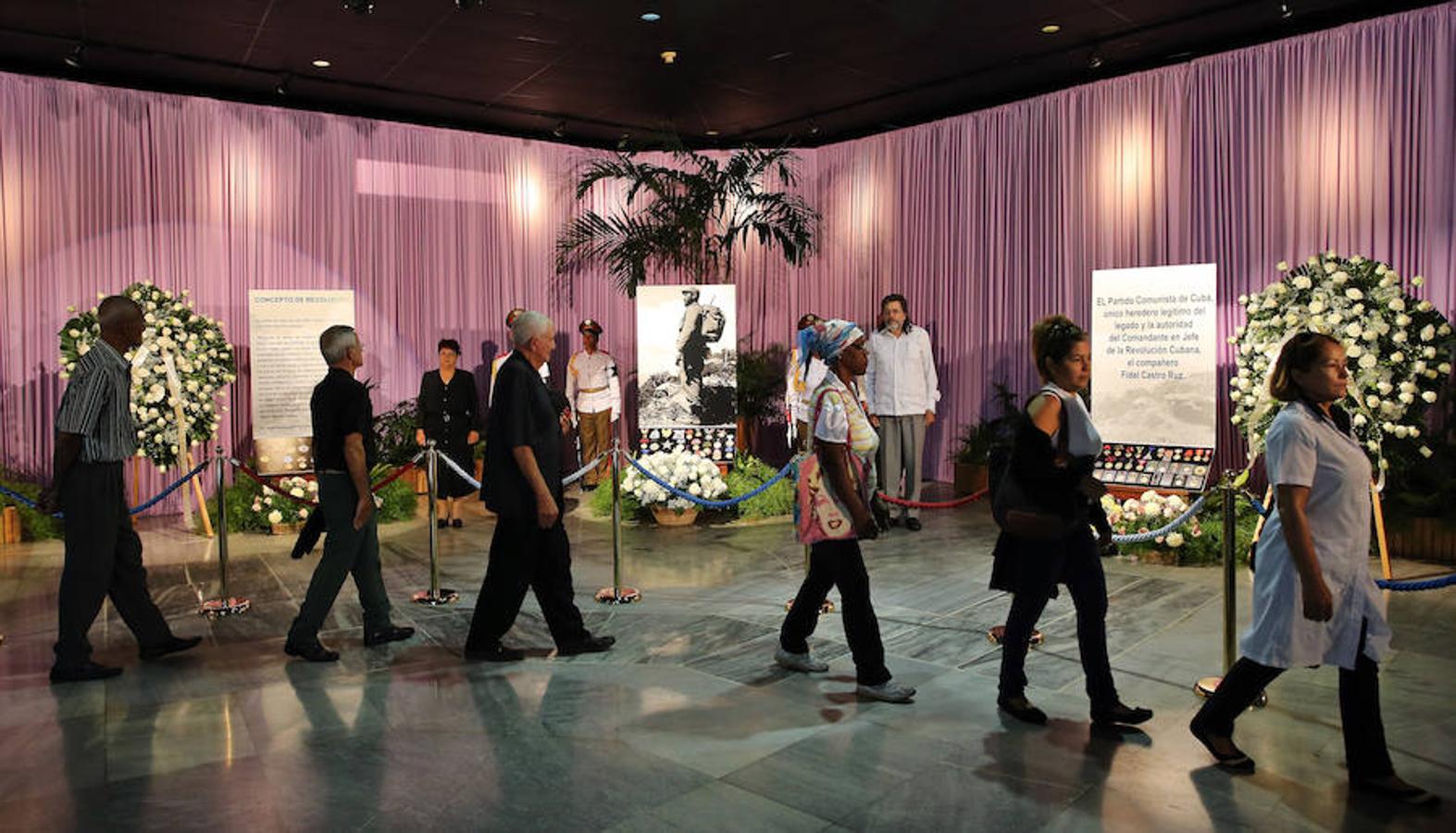 Los ciudadanos desfilan delante del memorial a buen ritmo, sin detenerse delante, según las imágenes que muestran las televisiones. Efe