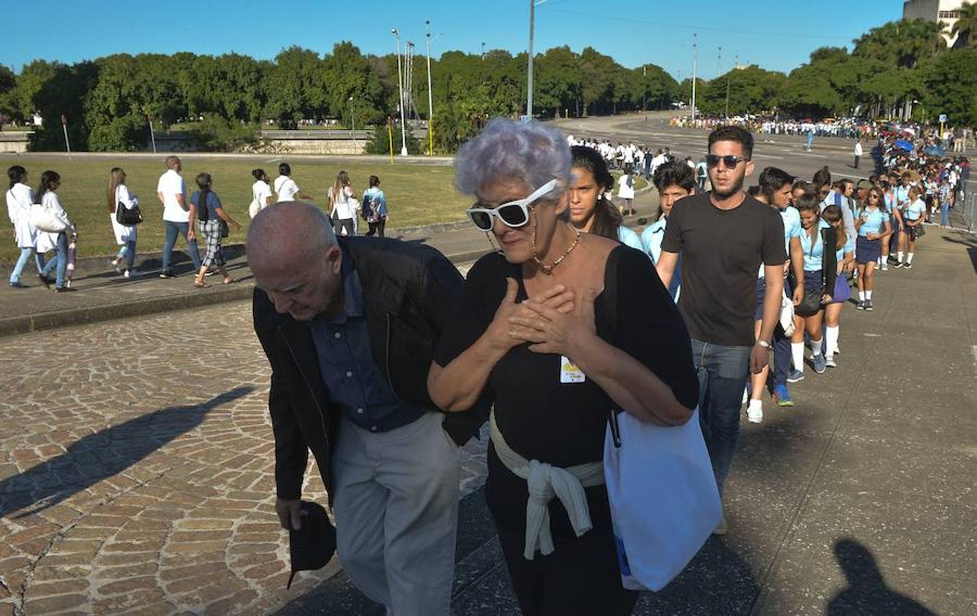 Una pareja de cubanos, camino del lugar donde estaban los restos del comandante. AFP