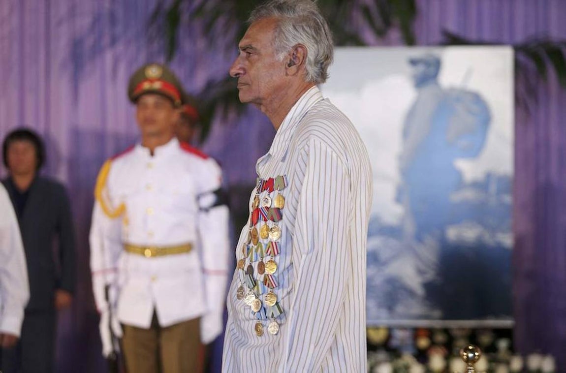 Un hombre espera su turno en el Memoria José Martí para despedir a Fidel Castro. 