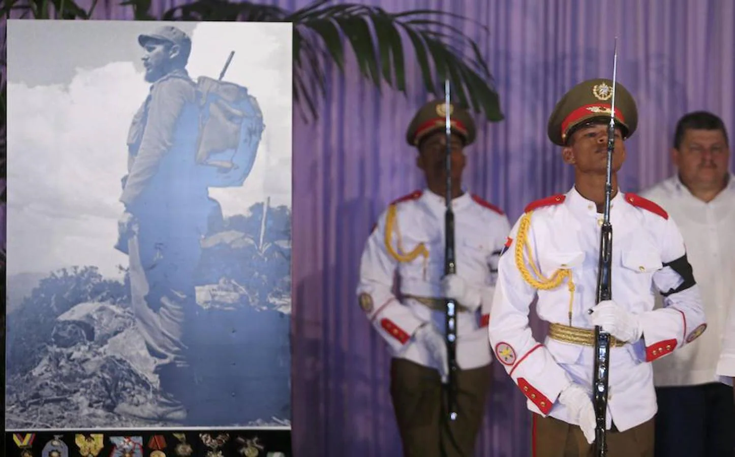 Los cubanos han ido accediendo al memorial, donde se puede ver una corona de flores con una foto del comandante con un rifle colgado al hombro custodiado por militares vestidos con uniformes de gala. Reuters