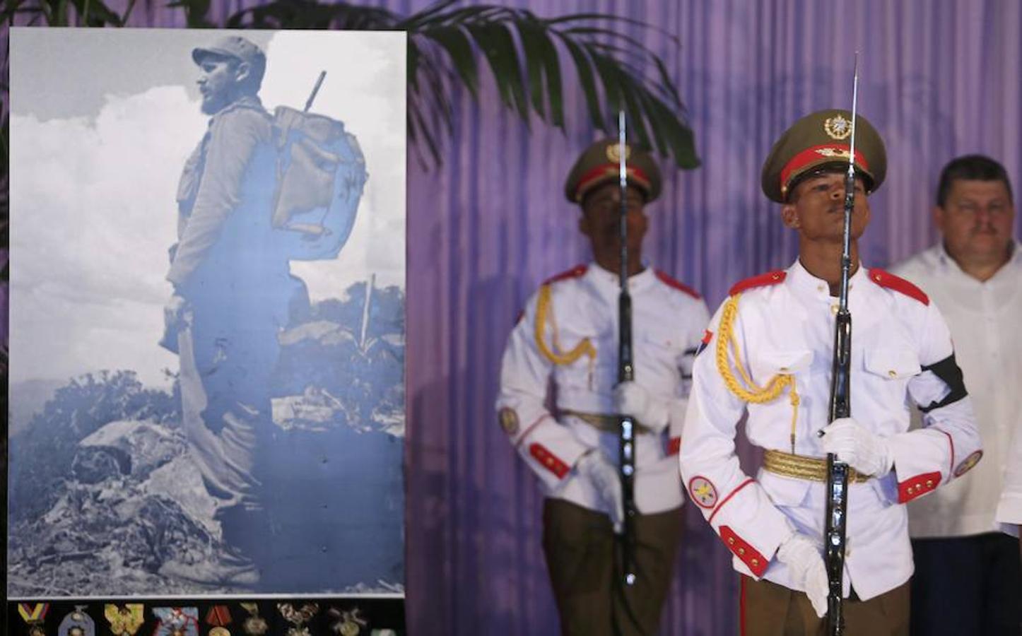 Los cubanos han ido accediendo al memorial, donde se puede ver una corona de flores con una foto del comandante con un rifle colgado al hombro custodiado por militares vestidos con uniformes de gala