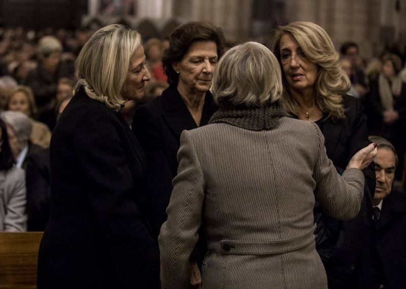 Familiares de la exalcaldesa de Valencia Rita Barberá, durante la misa funeral oficiada por el cardenal arzobispo Antonio Cañizares, hoy en la catedral de Valencia. 