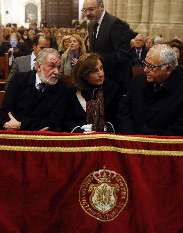 El exministro Jaime Mayor Oreja (i) conversa con el empresario Juan Cotino (d) durante la misa funeral por la exalcaldesa de Valencia Rita Barberá, oficiada por el cardenal arzobispo Antonio Cañizares, hoy en la catedral de Valencia.. 
