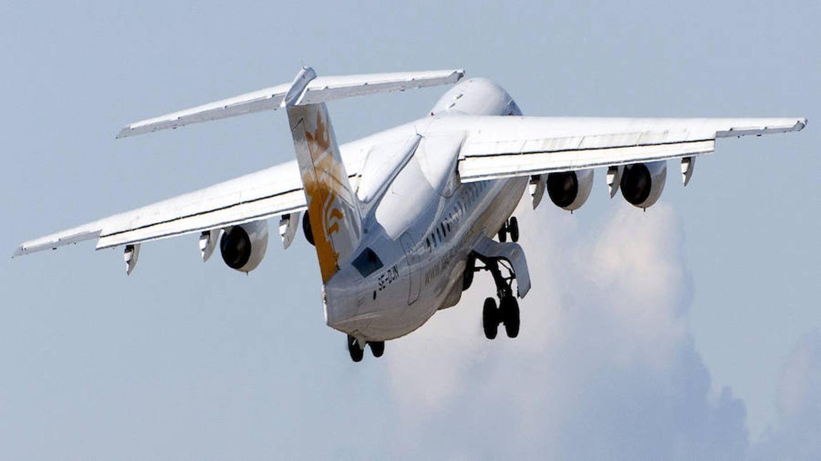 Fotografía de archivo, tomada el 23 de abril de 2010, de un avión RJ85 similar el avión que transportaba al equipo de fútbol brasileño Chapecoense. 