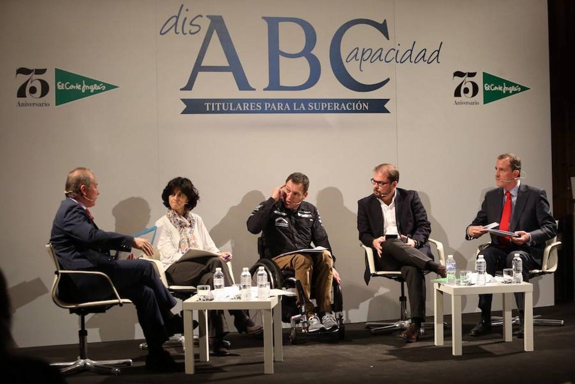 Ponencia de Automoción y Discapacidad. De izquierda a derecha: José Ramón Alonso, subdirector de ABC; Silvia Ceruelo, especialista del servicio de Rehabilitación del Hospital de Parapléjicos de Toledo; Albert Llovera, piloto de rallies; Antonio Lucas, doctor en Seguridad Vial y portavoz del RACE, y Jorge Jiménez de Cisneros, director general de atención a personas con discapacidad de la Comunidad de Madrid.. 