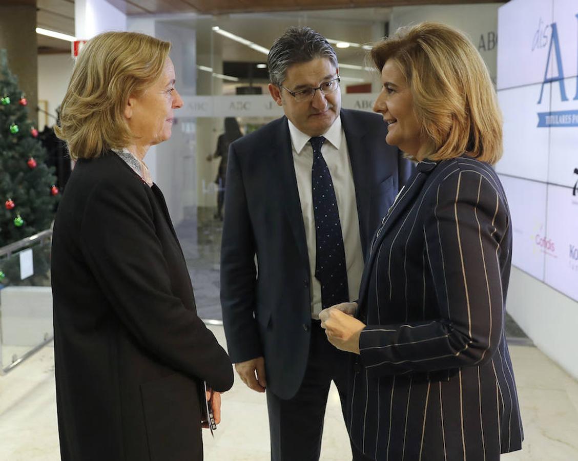 La ministra de Empleo y Seguridad Social, Fátima Báñez, conversa con la presidenta editora de ABC, Catalina Luca de Tena, y el director de Comunicación de Vocento, Óscar Campillo, antes de participar en las II Jornadas sobre Discapacidad «Titulares para la superación», organizadas por ABC, esta mañana en la sede del diario, en Madrid.. 