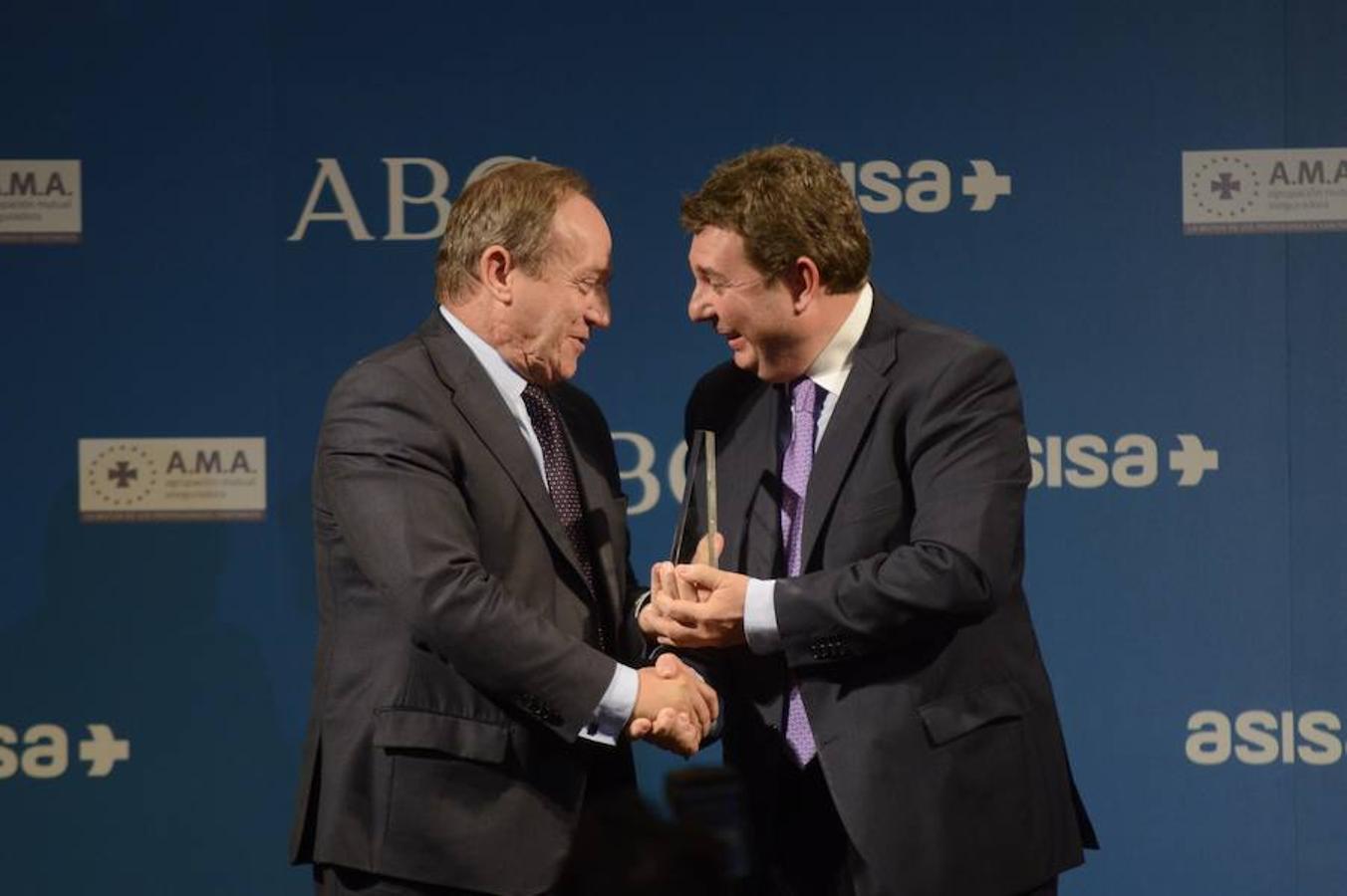 Javier Castrodeza, Secretario General de Sanidad y Consumo del Ministerio de Sanidad y el premiado Ricardo Brage, director general de Sanofi Pasteur MSD en la categoría el «Medicamento del año». 