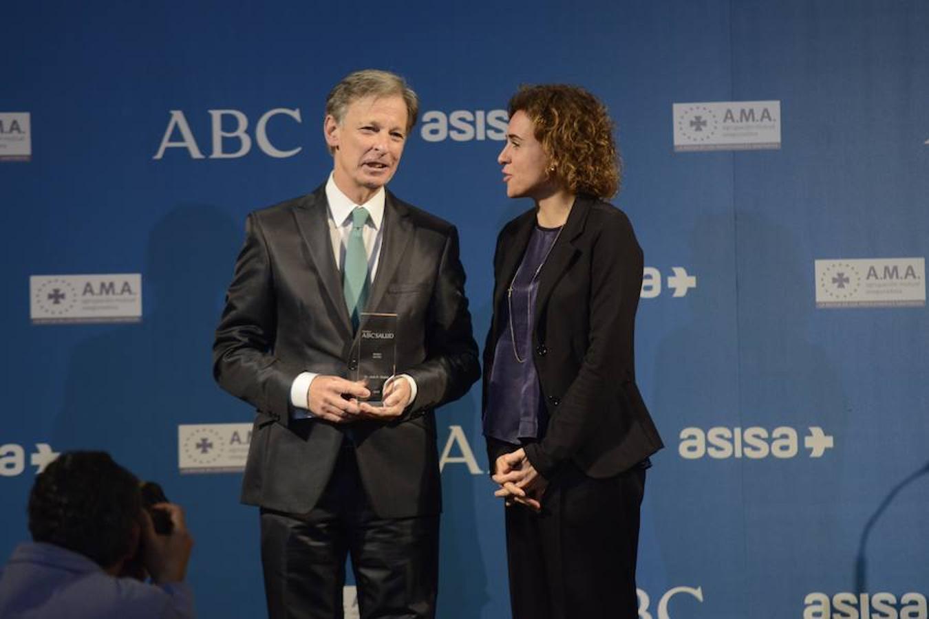 El neurólogo José Ángel Obeso, premiado en la categoría «Médico del año» recibe el premio de manos de la ministra de Sanidad, Dolors Montserrat. 