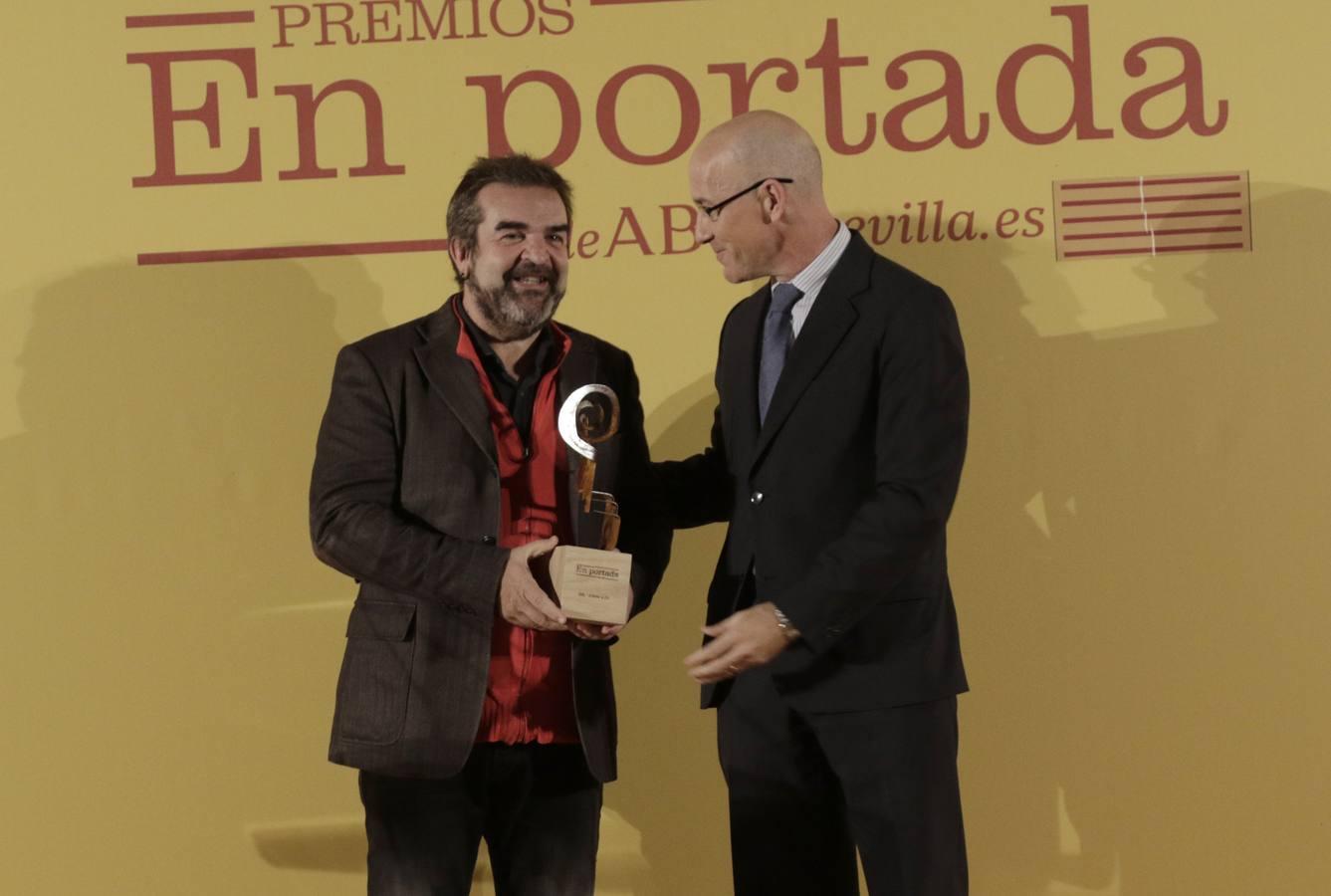 Manuel Contreras, subdirector de ABC de Sevilla, le entrega el premio al productor de cine Gervasio Iglesias