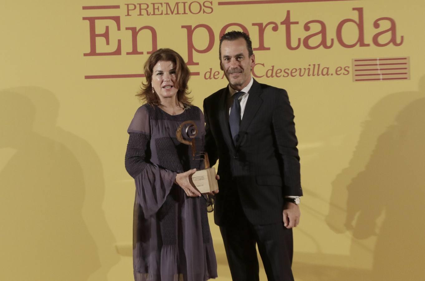 Anabel Morillo recogió el premio a la Fundación Focus de manos de Juan Arrizabalaga, presidente de Altadis