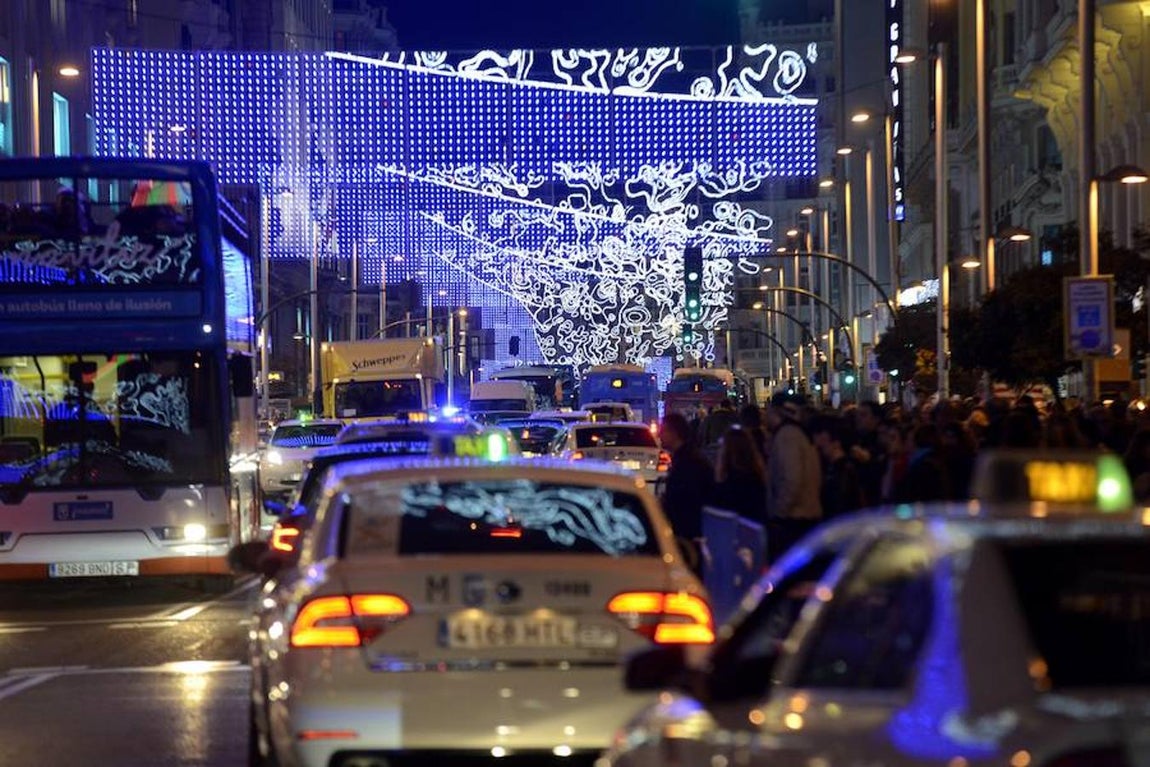 Caos en las inmediaciones de la popular calle madrileña por el corte al tráfico. 