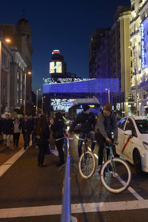 Peatones y vehículos, separados por vallas. 