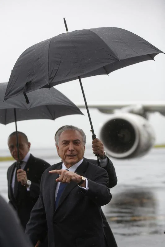 El presidente de Brasil, Michel Temer (c), a su llegada al aeropuerto de Chapecó (Brasil), para asistir al velorio colectivo