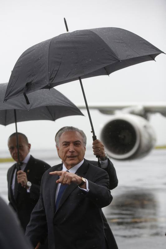 El presidente de Brasil, Michel Temer (c), a su llegada al aeropuerto de Chapecó (Brasil), para asistir al velorio colectivo. 