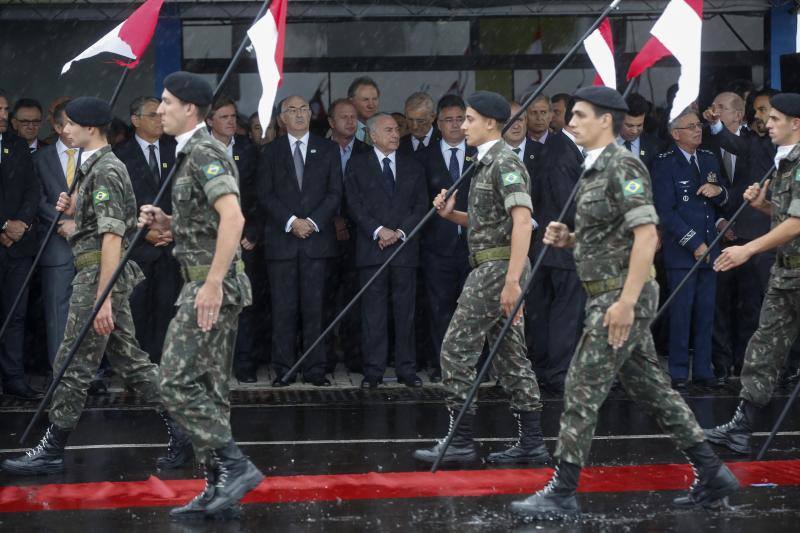 El presidente de Brasil, Michel Temer (cd), entre otras personalidades, asiste al velorio colectivo de las víctimas del trágico accidente. 