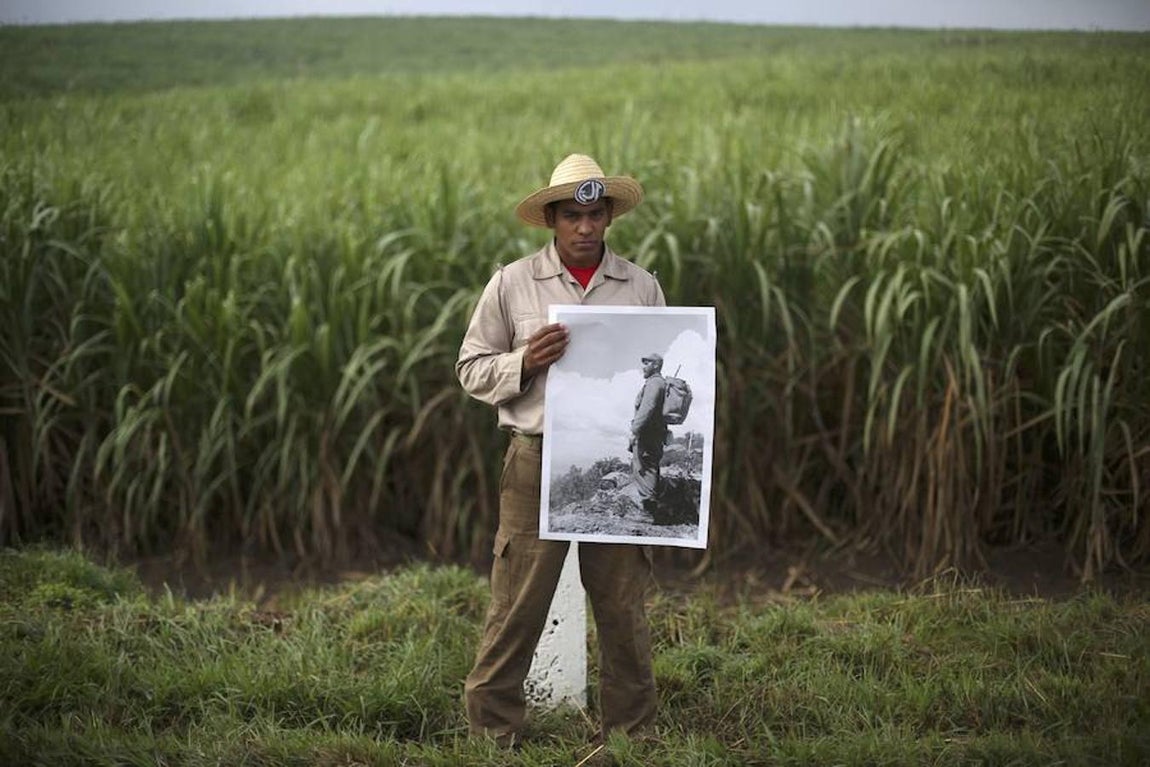 Un simpatizante de Fidel Castro espera la llegada de la comitiva en la Carretera Central. 