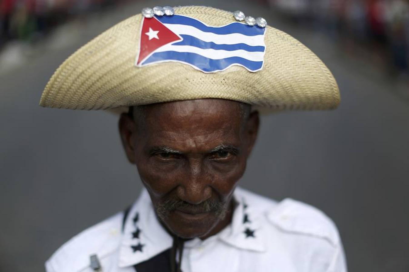 Mario Sala, un cubano de 73 años, posa con un disfraz de Mambi, héroe de la independencia cubana con respecto a España, a finales del siglo XIX