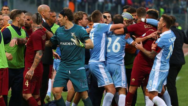 Monumental pelea en el derbi romano