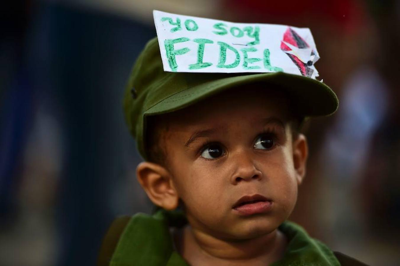 Un niño cubano, en la ceremonia de Santiago de Cuba