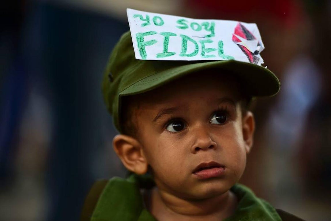 Un niño cubano, en la ceremonia de Santiago de Cuba. 