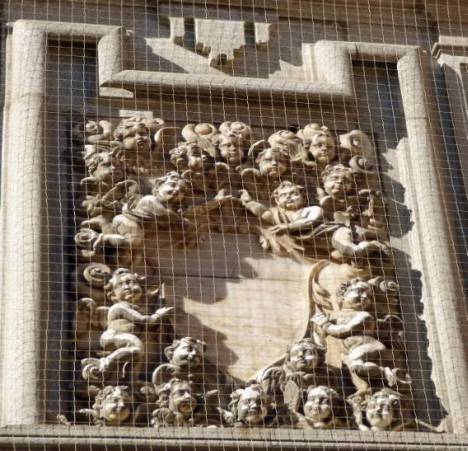 Detalle del relieve situado sobre la entrada principal