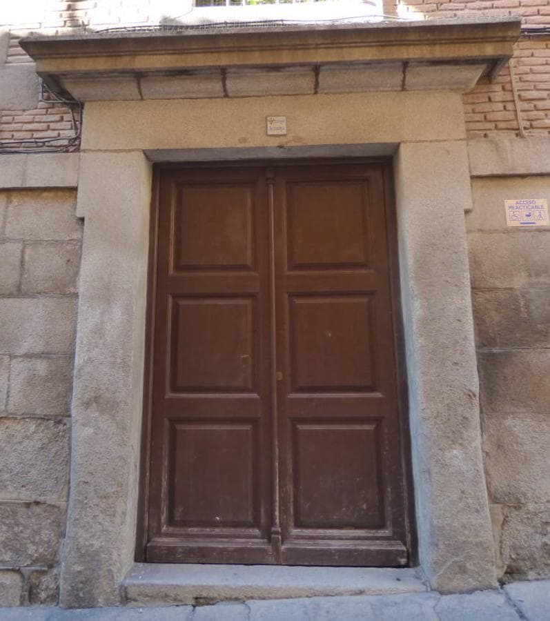 Puerta secundaria en la calle Navarro Ledesma que sirvió de acceso al refugio habilitado en la Guerra Civil