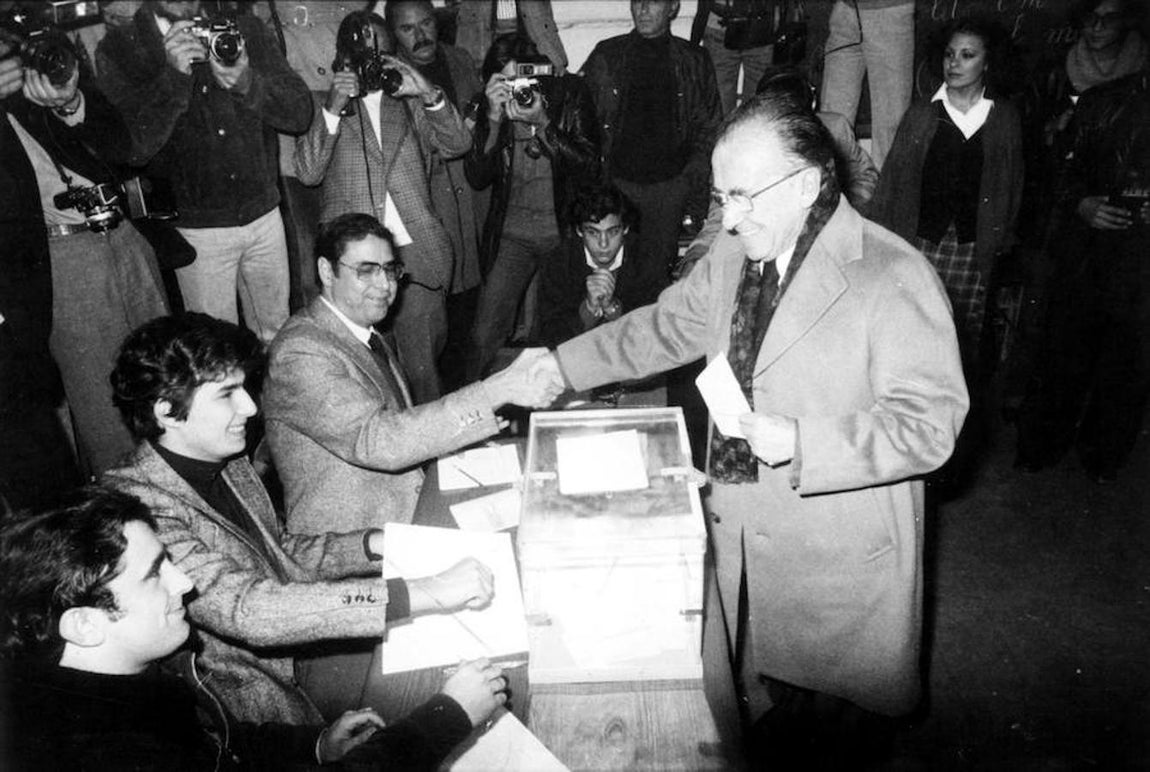 El secretario general del PCE, Santiago Carrillo, vota en el referéndum de la Constitución. 