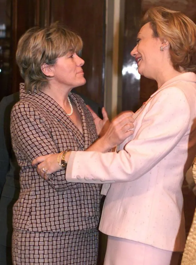 Año 2002. Luisa Fernanda Rudi saluda a Pilar del Castillo, exministra 