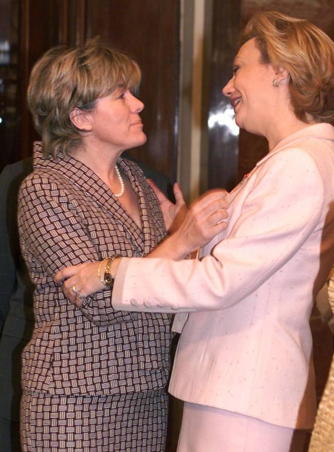Año 2002. Luisa Fernanda Rudi saluda a Pilar del Castillo, exministra. 