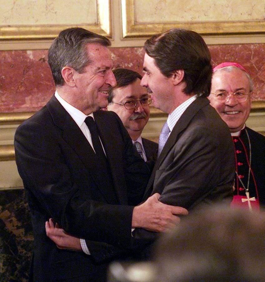 Año 2001. José María Aznar saluda a Adolfo Suárez en la Cámara Baja