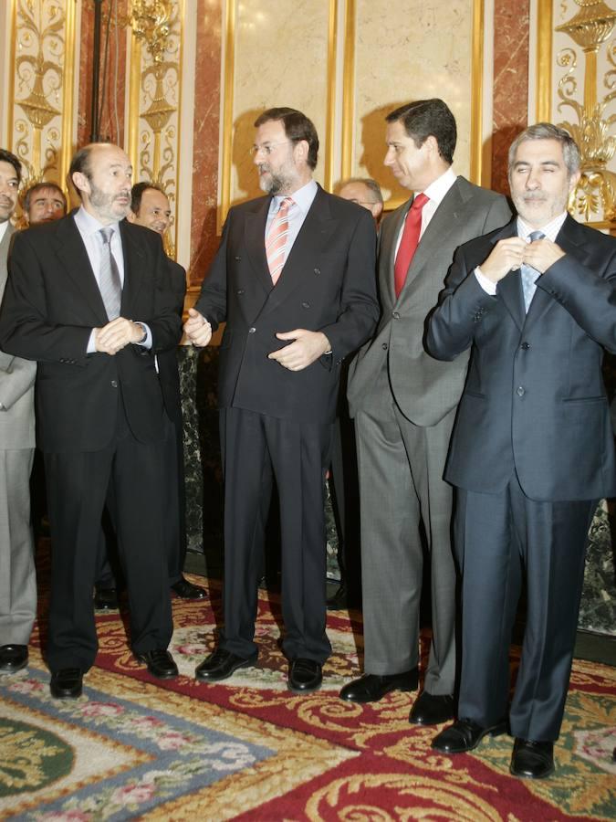 Alfredo Pérez Rubalcaba, Mariano Rajoy Brey, Eduardo Zaplana y Gaspar Llamazares el 6 de diciembre de 2004 en el Congreso. 
