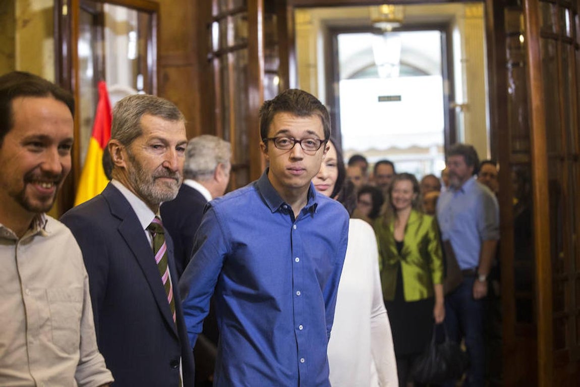 De izquierda a derecha: Pablo Iglesias, José Julio Rodríguez, Íñigo Errejón y Carolina Bescansa en el Día de la Constitución del año 2015. Ángel de Antonio