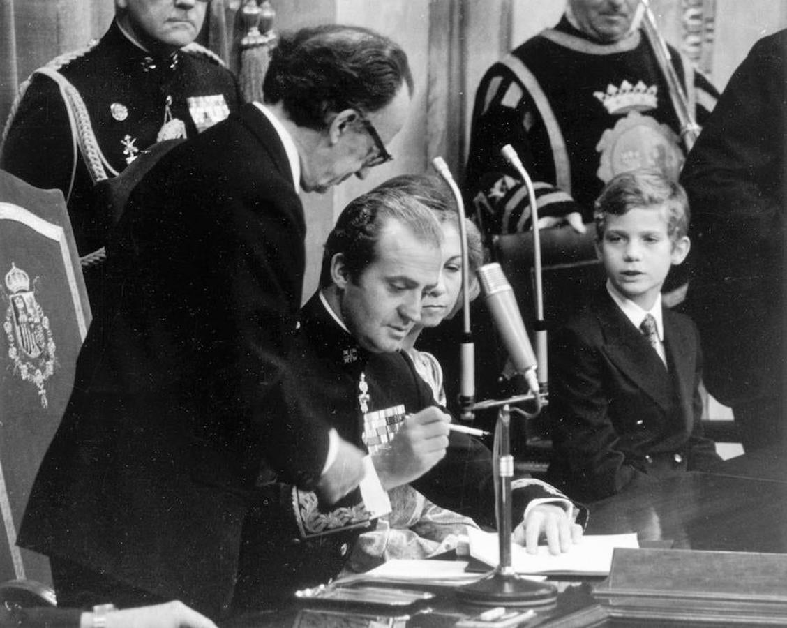 Don Juan Carlos firma la sanción de la Constitución. 