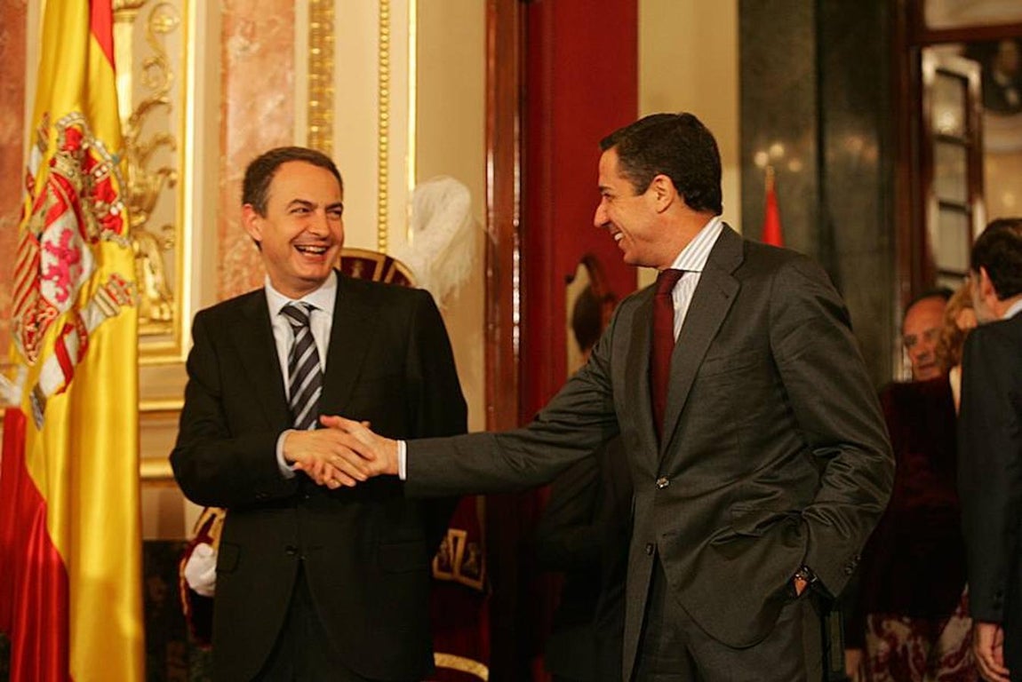 José Luis Rodríguez Zapatero y Eduardo Zaplana en el Congreso el 6 de diciembre de 2006. 