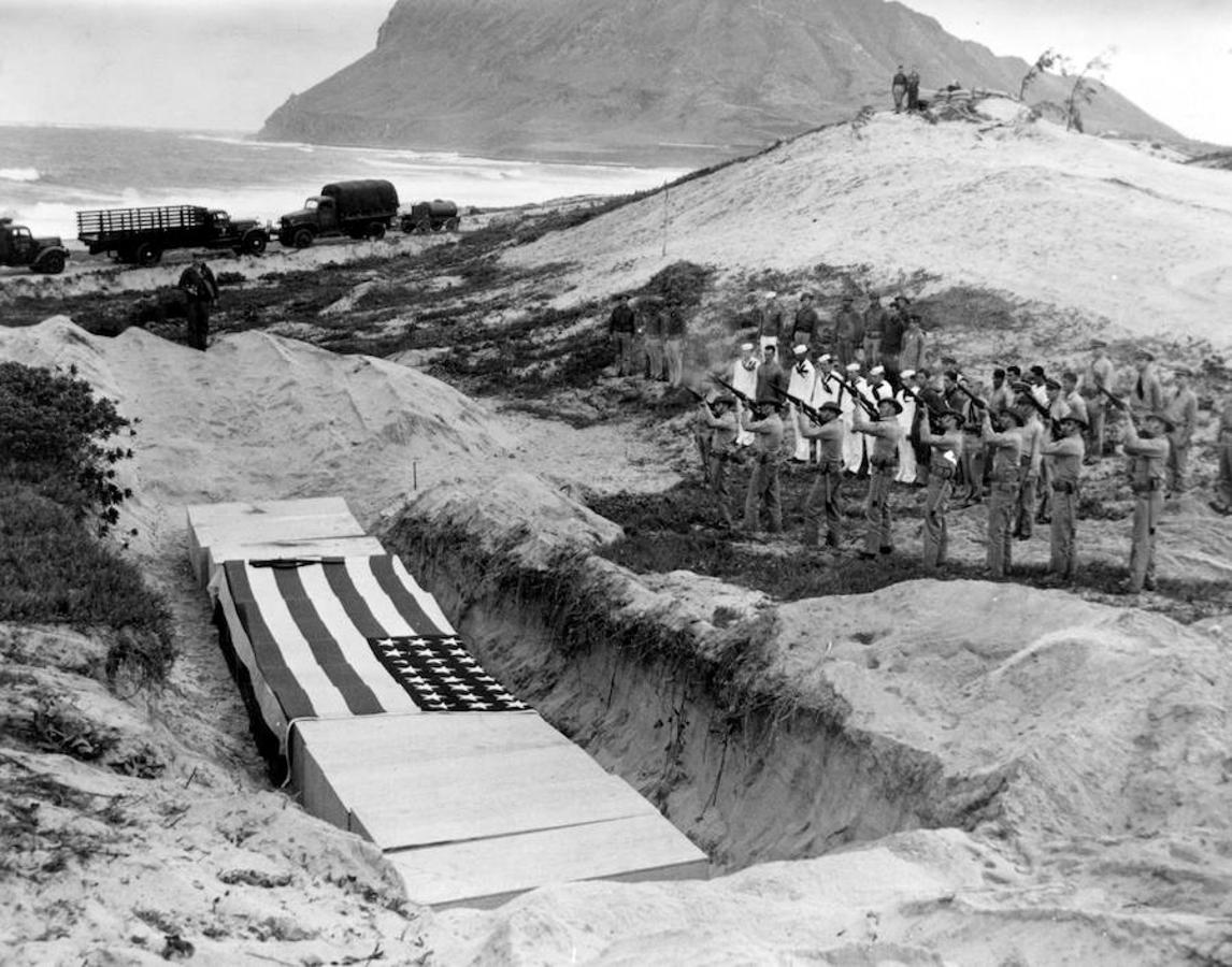 Un grupo de soldados disparan en honor a quince militares fallecidos por el ataque a la base naval de la bahía de Kanoehe (Hawai). 