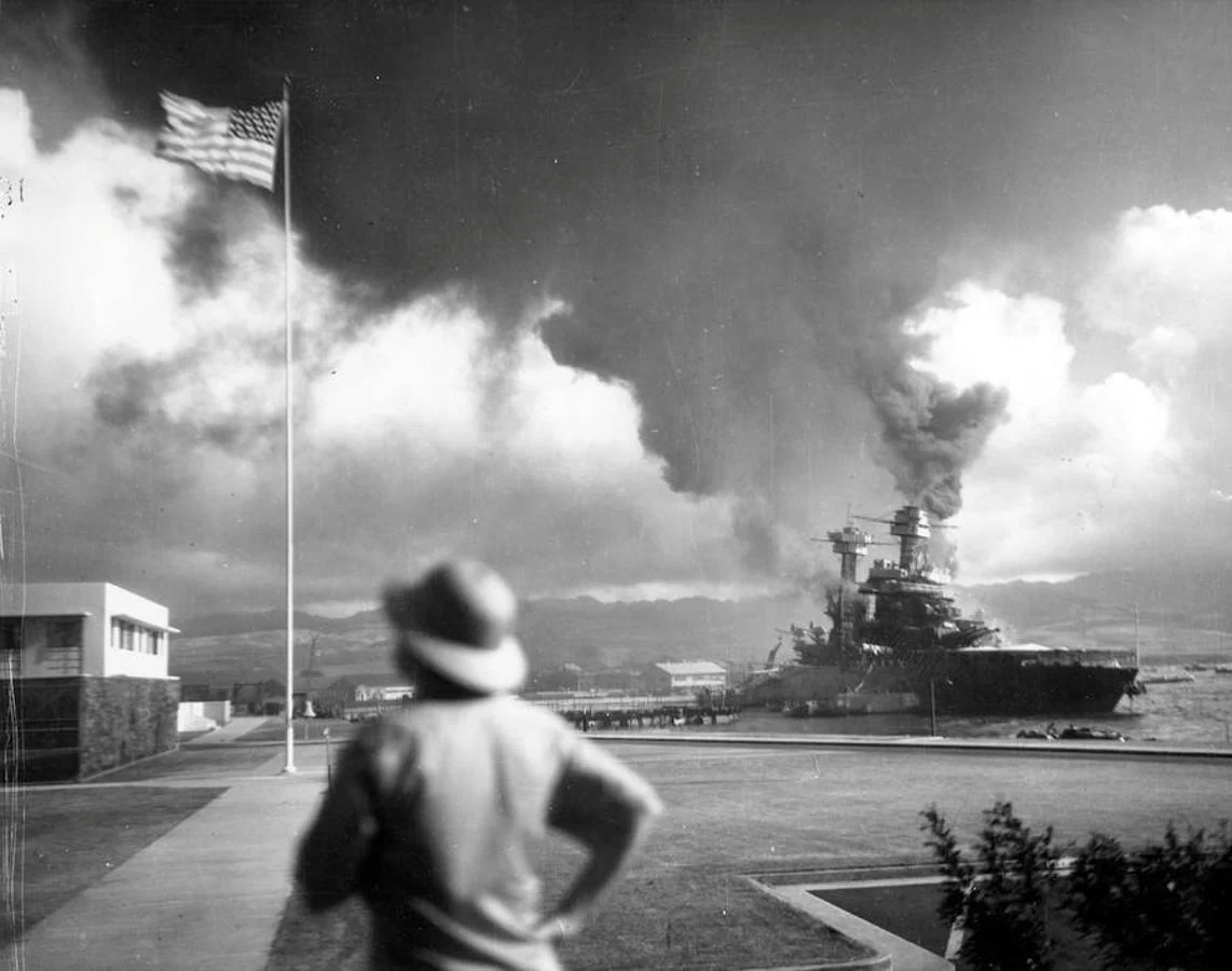 Una columna de humo sale del acorazado California. Tras recibir dos bombas y dos torpedos se hundió