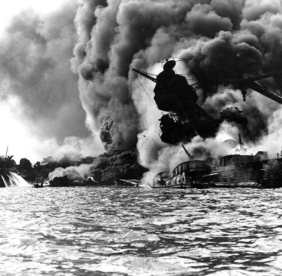 Un día después del ataque a Pearl Harbor EE.UU. declaró la guerra a Japón, y el 11 de diciembre se la declararon a EE.UU. Alemania e Italia, en respuesta a las operaciones de ese país contra el país nipón