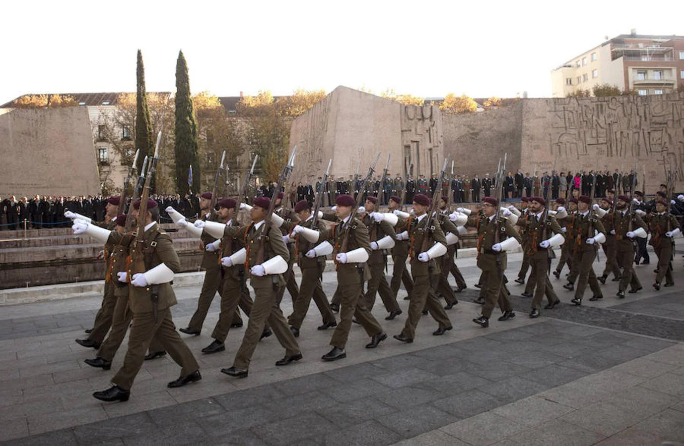 Desfile durante el acto de izado solemne de la bandera en la Plaza de Colón con motivo de la celebración del Día de la Constitución