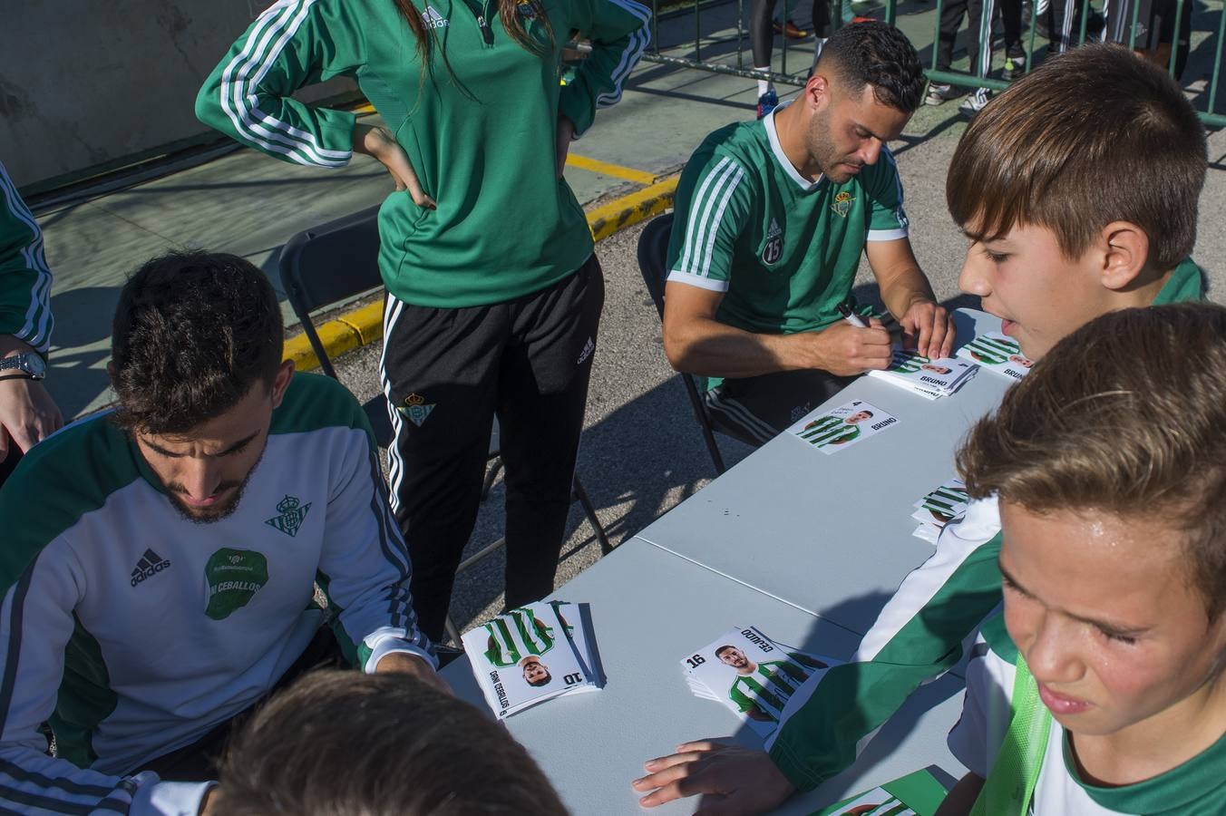 Consejo de administración, miembros de la dirección deportiva y la secretaría técnica, cuerpo técnico y jugadores del primer equipo y empleados de todas las áreas de la entidad, se han reunido con los jugadores de todos los escalafones inferiores, masculinos y femeninos