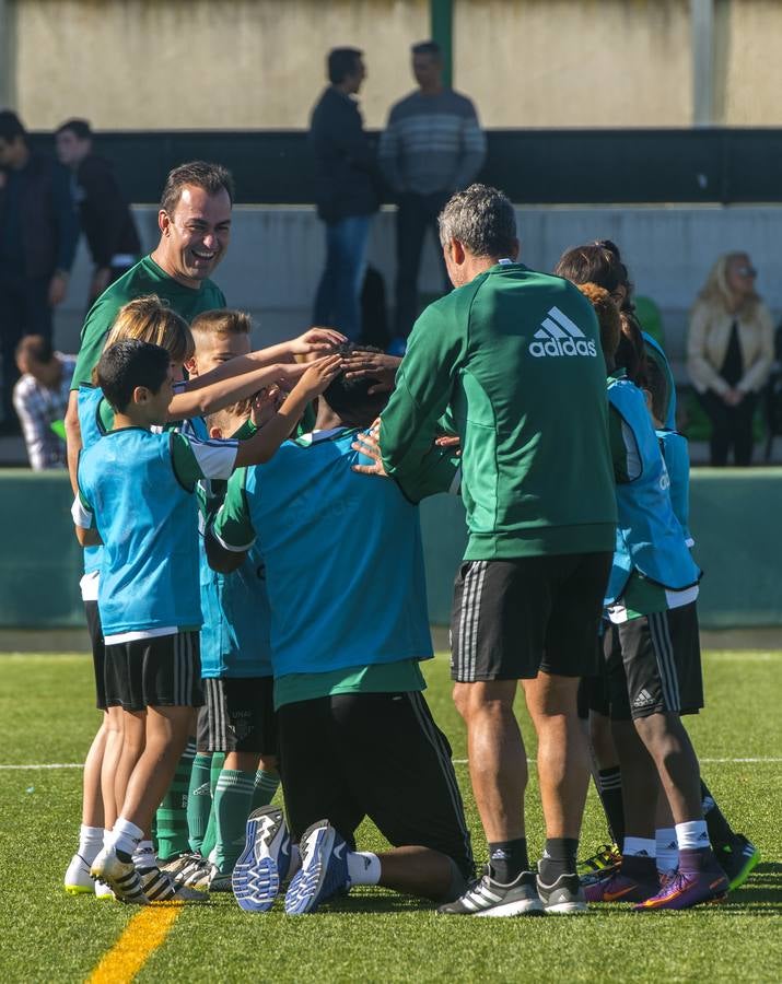 Consejo de administración, miembros de la dirección deportiva y la secretaría técnica, cuerpo técnico y jugadores del primer equipo y empleados de todas las áreas de la entidad, se han reunido con los jugadores de todos los escalafones inferiores, masculinos y femeninos