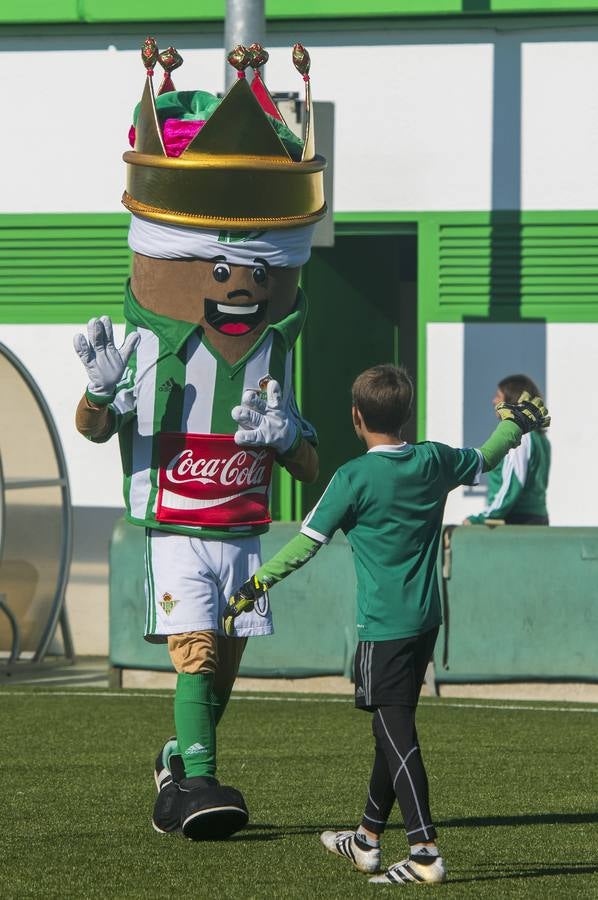 Consejo de administración, miembros de la dirección deportiva y la secretaría técnica, cuerpo técnico y jugadores del primer equipo y empleados de todas las áreas de la entidad, se han reunido con los jugadores de todos los escalafones inferiores, masculinos y femeninos