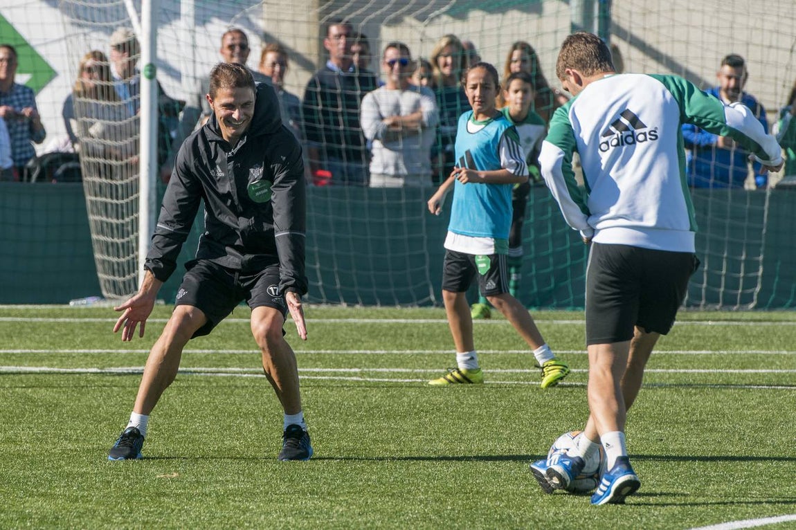 Consejo de administración, miembros de la dirección deportiva y la secretaría técnica, cuerpo técnico y jugadores del primer equipo y empleados de todas las áreas de la entidad, se han reunido con los jugadores de todos los escalafones inferiores, masculinos y femeninos