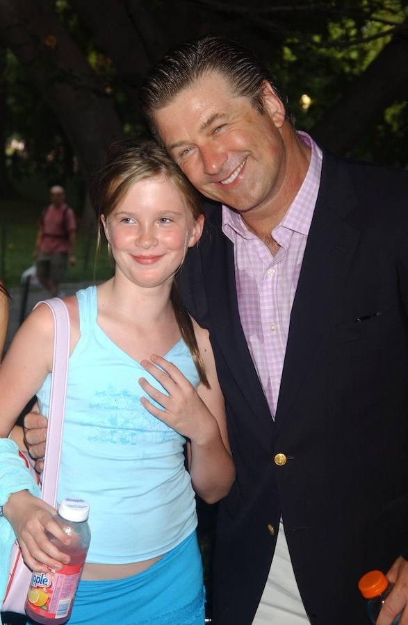 Dos años después nacía su hija Ireland Baldwin. Pero, en 2001, el matrimonio decidió separarse, convirtiéndose en uno de los divorcios más mediáticos y polémicos del momento. 