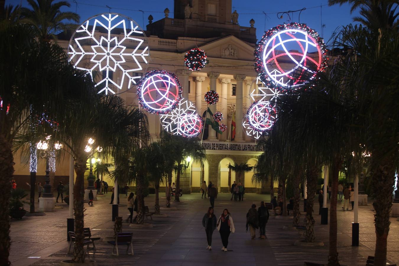 Cádiz ya luce parte de su alumbrado navideño