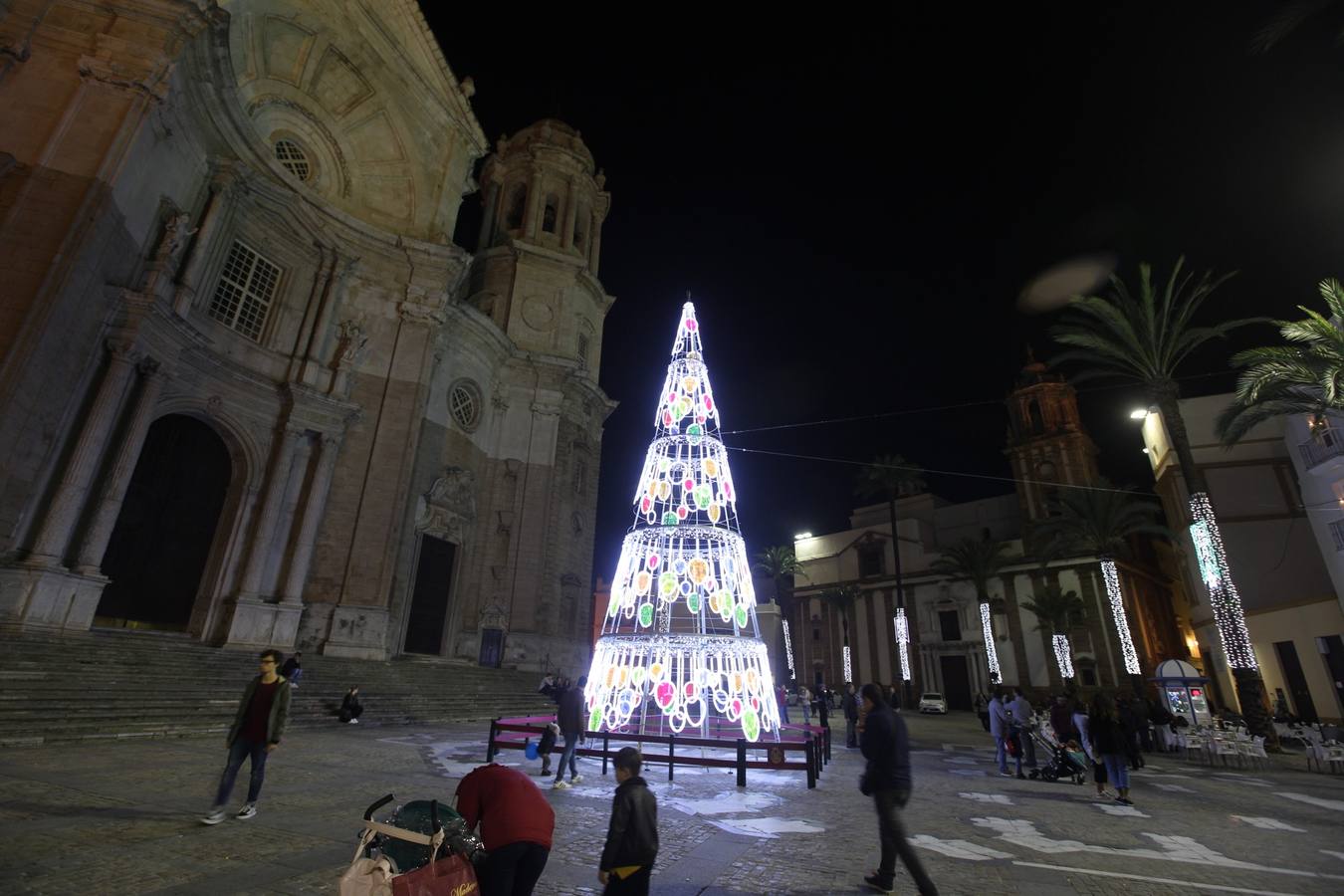 Cádiz ya luce parte de su alumbrado navideño