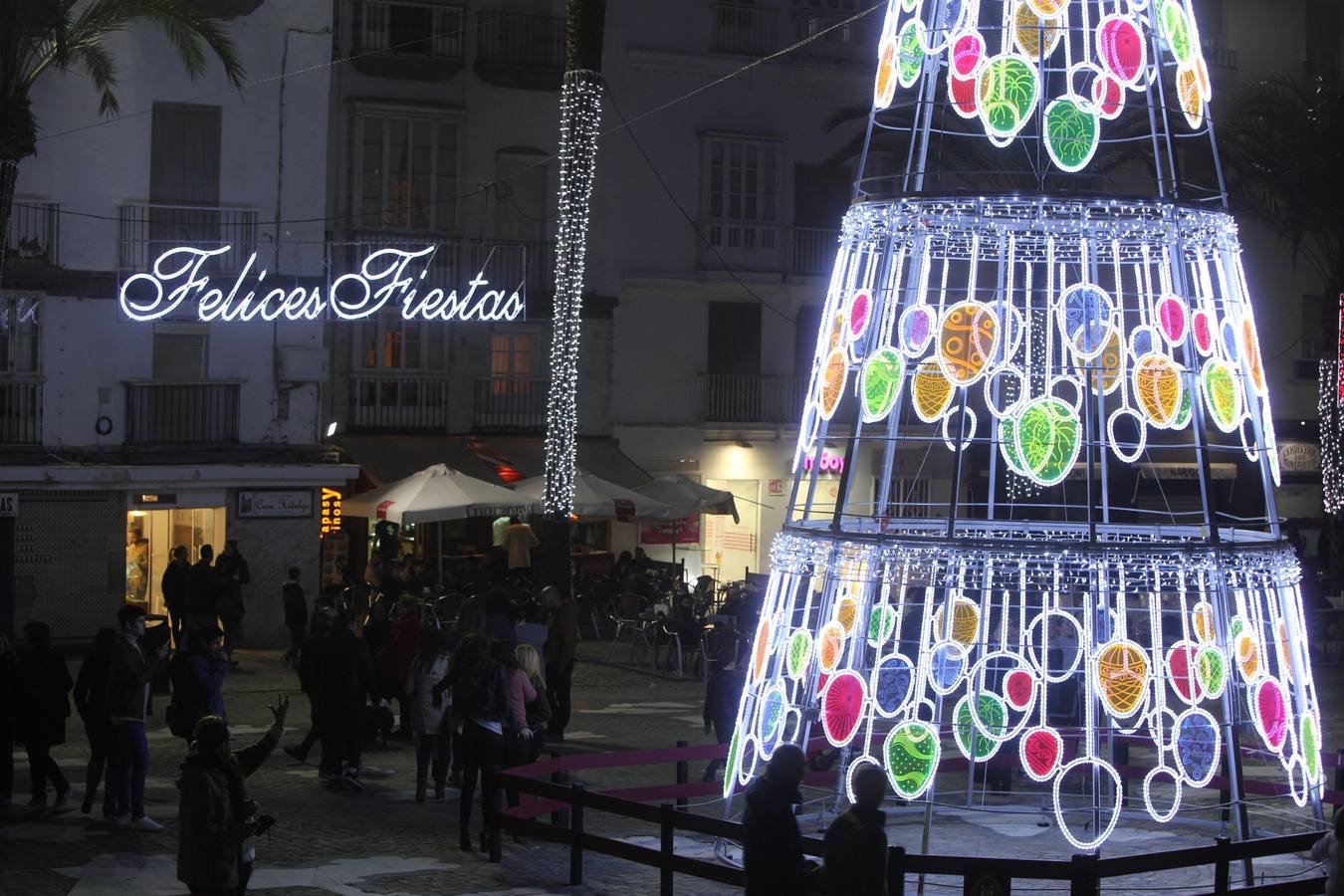 Cádiz ya luce parte de su alumbrado navideño