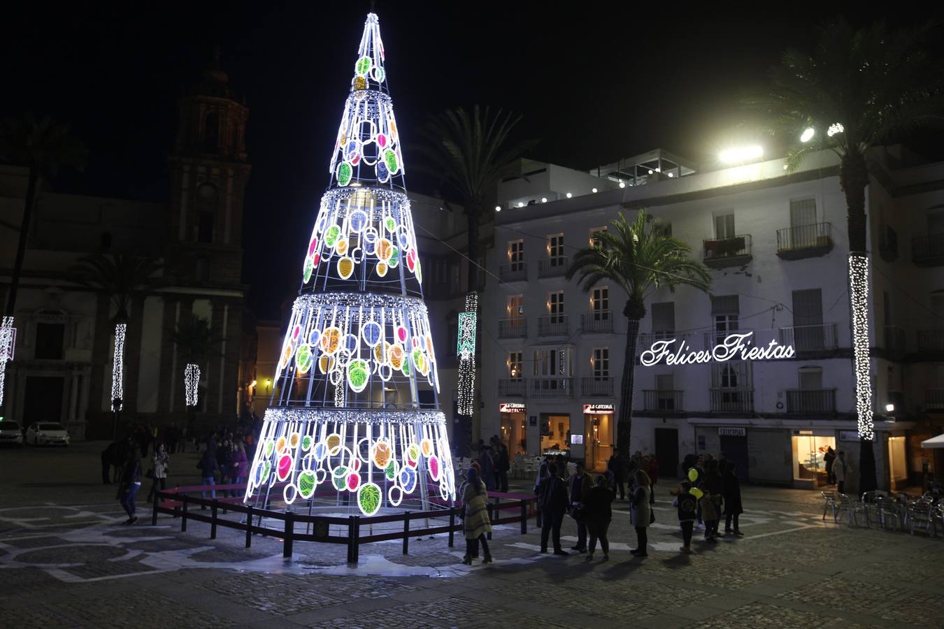 Cádiz ya luce parte de su alumbrado navideño