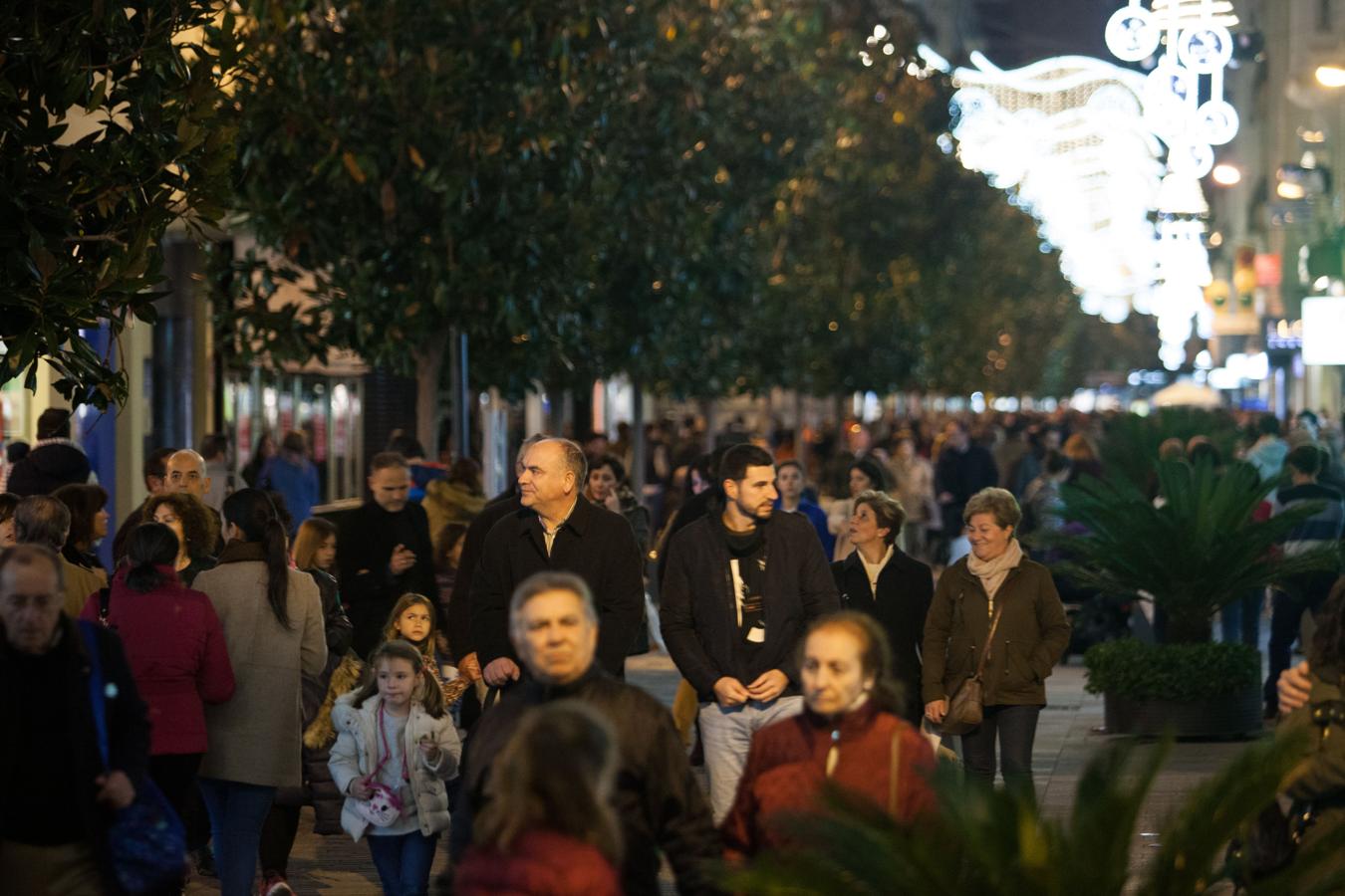 Un viernes de compras navideñas en Córdoba, en imágenes